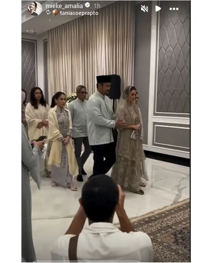 6 Potret Pengajian Pranikah Putri Sulung Tora Sudiro, Kompak dengan Mantan Istri