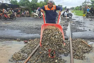 Setelah sempat mengalami gangguan operasional akibat banjir di wilayah Daop 4 Semarang, PT KAI Daop 9 Jember menyatakan bahwa KA Blambangan Ekspres dipastikan kembali berjalan hari ini, Senin (19/1/2026), sesuai jadwal keberangkatan melalui jalur utara atau Pantura. (Foto: Istimewa)