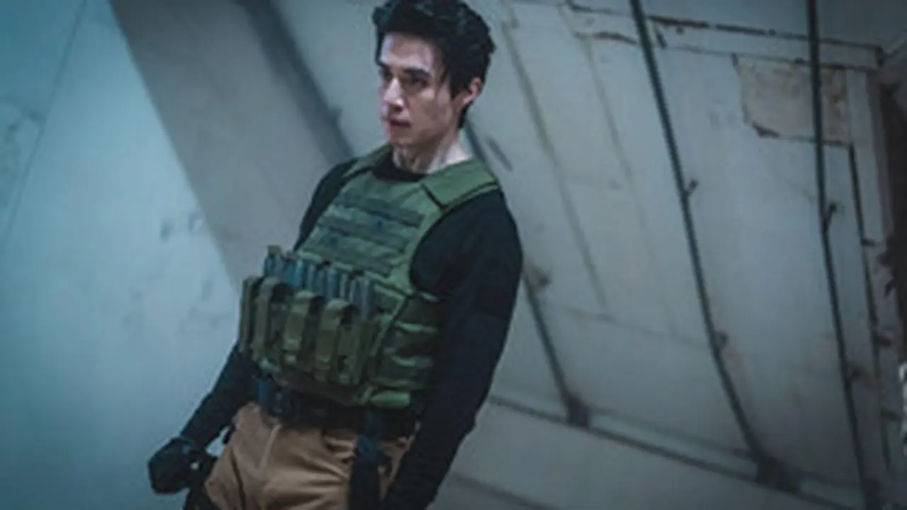 Lee Dong Wook dalam serial "A Shop For Killers". [Foto: Disney+ Hotstar Indonesia]