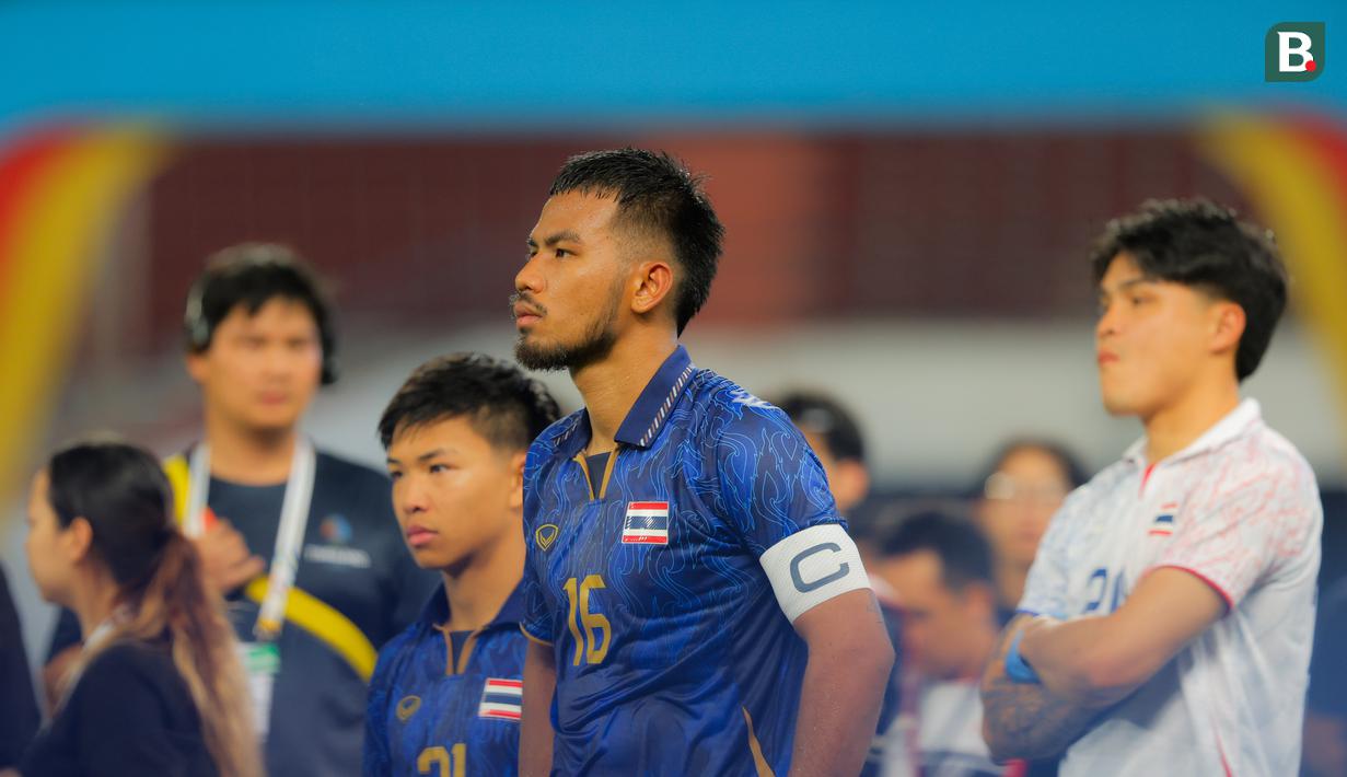 Raut muka kekecewaan para pemain Timnas Thailand U-22 usai kalah dari Vietnam U-22 pada final cabang olahraga sepak bola putra SEA Games 2025 yang berlangsung di Stadion Rajamangala, Bangkok, Thailand, Kamis (18/12/2025). (Bola.com/Bagaskara Lazuardi)