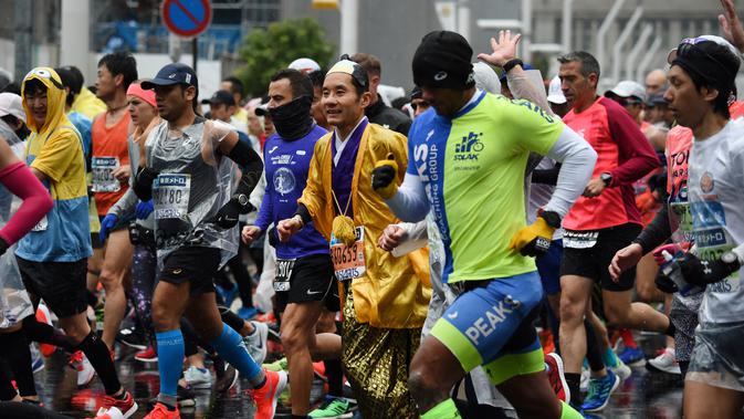 Seorang peserta mengenakan kostum tradisional Jepang selama Tokyo Marathon 2019, Minggu (3/3). Ajang marathon terbesar ini diikuti ribuan peserta dari mancanegara. (AFP Photo/ Kazuhiro Nogi)