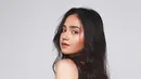 Busana berwarna hitam rupanya sudah menjadi salah warna favorit Syifa Hadju. Saat pemotretan, aktris sekaligus model ini tampil stylish dengan dress berwarna hitam. Penampilannya diipuji makin cantik oleh netizen.(Liputan6.com/IG/@syifahadjureal)