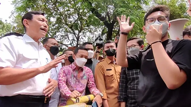 Luhut diadang BEM UI usai jadi pembicara sebuah seminar di Kampus UI, Depok