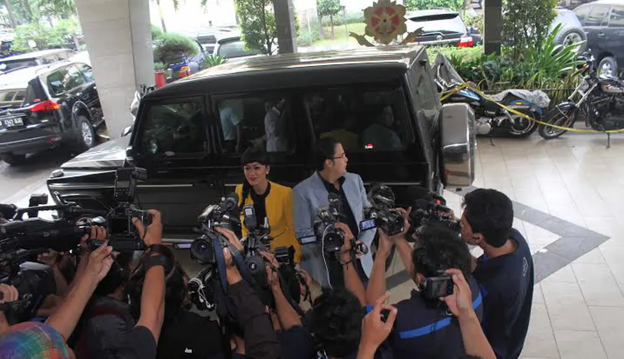 Artis yang akrab disapa Jupe itu pun terbuka menjawab seputar pemeriksaan yang ia jalani di Bareskrim Polri Rabu (19/04/13) (Liputan6.com/Rini Suhartini)