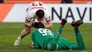 Pemain AC Milan Alessio Romagnoli mengucapkan selamat kepada Gianluigi Donnarumma usai menang atas Lazio pada laga leg kedua semifinal Coppa Italia di Stadio Olimpico, Rabu (28/2). Milan lolos ke final lewat adu penalti 5-4. (Ettore Ferrari/ANSA via AP)