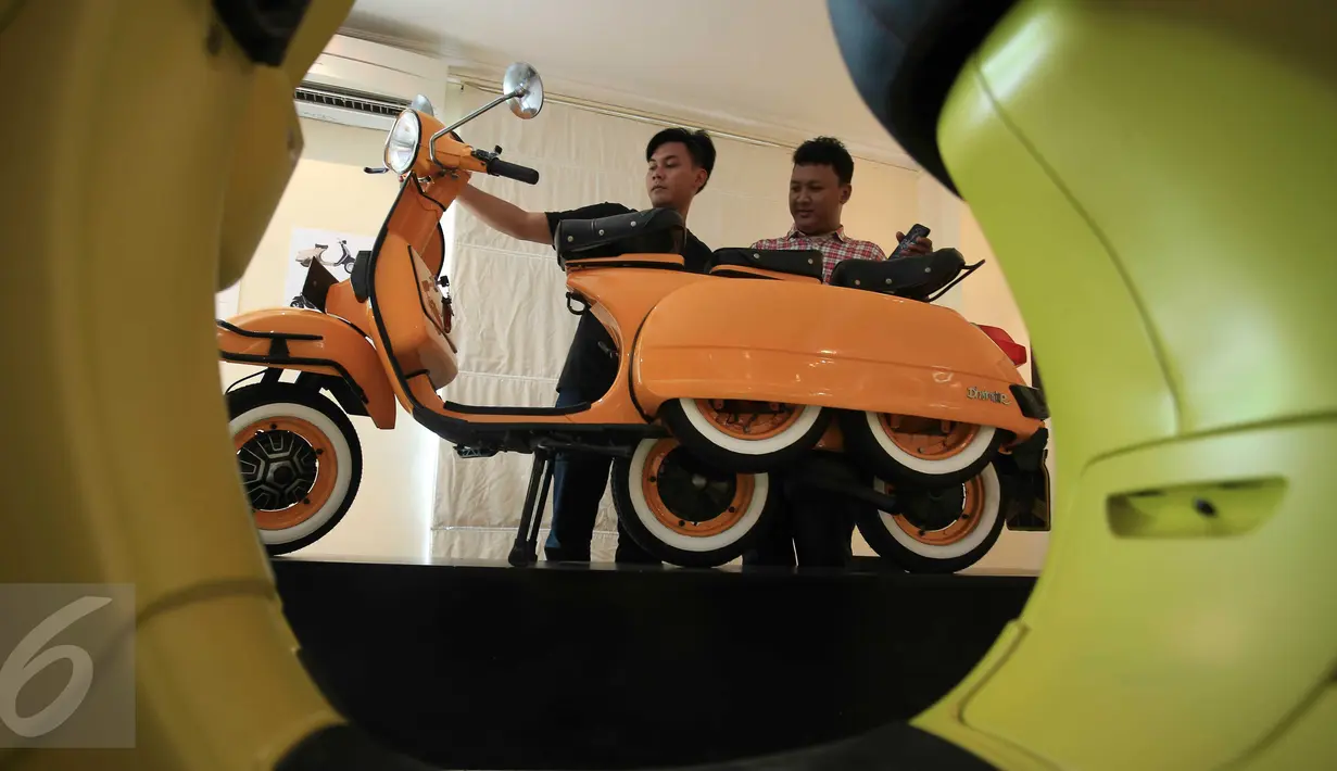 Pengunjung melihat motor pada pameran fotografi "La vespa, Un Mito : Storia e Storie" di Istituto Italiano, Jakarta, (20/1). Komunitas Vespagraphy  dan Piaggio Indonesia berkerja sama menggelar pameran tentang vespa. (Liputan6.com/Angga Yuniar)