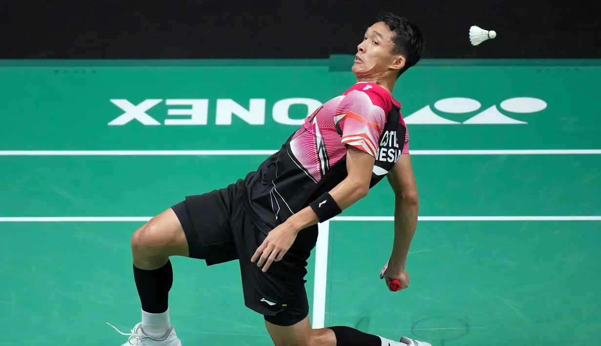 Jonatan Christie saat melawan Kenta Nishimoto pada pertandingan bulu tangkis tunggal putra Malaysia Open 2023 di Bukit Jalil Axiata Arena, Kuala Lumpur, Malaysia, Kamis (12/1/2023). Jonathan Christie kalah dua gim langsung dari Kenta Nishimoto dengan skor 15-21 dan 17-21. (AP Photo/Vincent Thian)