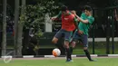 George Brown (kanan) berebut bola saat latihan seleksi Timnas Indonesia U-19 di Lapangan Atang Sutresna, Jakarta, Kamis (6/4). 14 pemain yang pernah berlaga di luar negeri mengikuti seleksi masuk Timnas Indonesia U-19. (Liputan6.com/Helmi Fithriansyah)