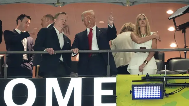 Donald Trump menyaksikan Super Bowl LIX