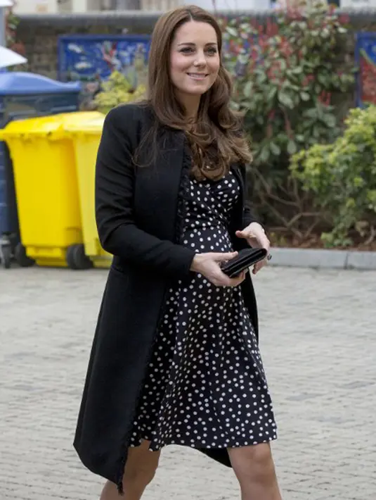 Kate Middleton saat tiba untuk mengunjungi Pusat Anak Brookhill di London pada tanggal 18 Maret 2015 (AFP Photo/Alex lentati) 
