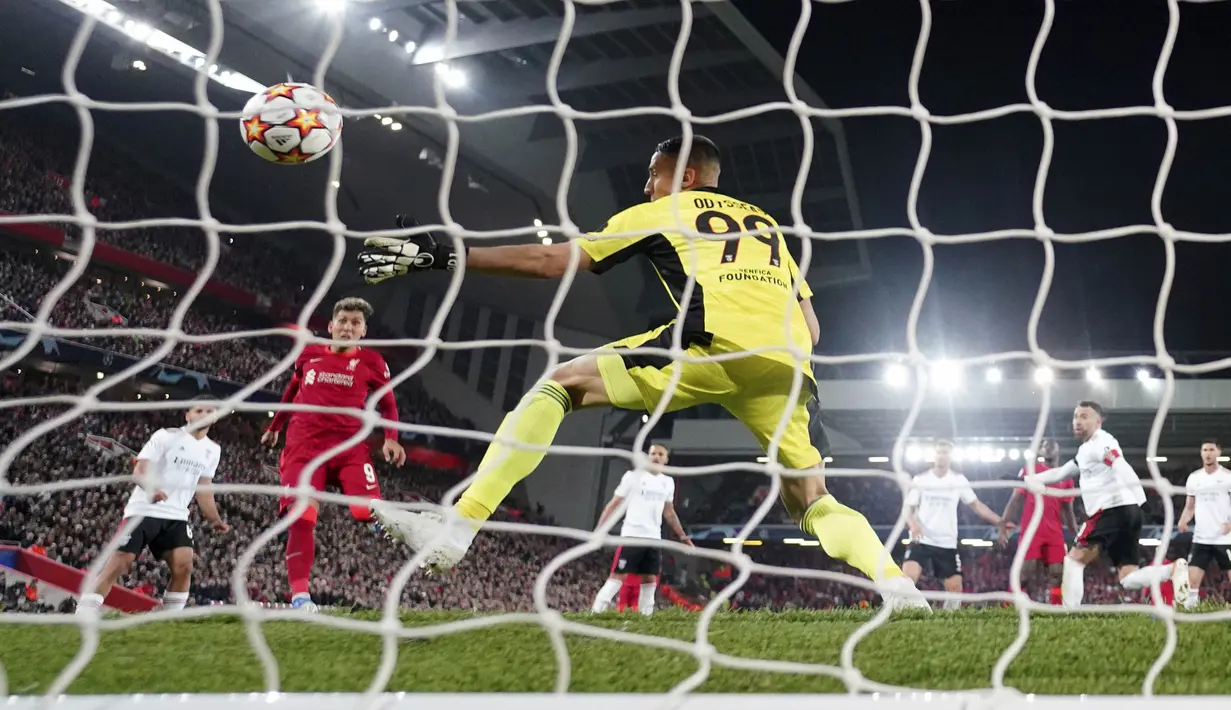 Liverpool hanya mampu bermain imbang 3-3 kala menjamu Benfica pada laga leg kedua perempat final Liga Champions di Stadion Anfield, Kamis (14/4/2022). (AP/Jon Super)