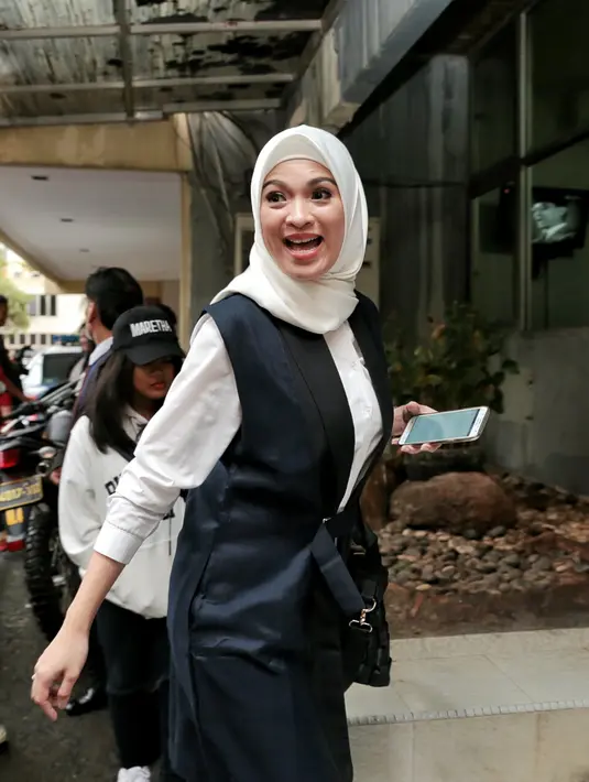 Sebelum prosesnya berlanjut ke jalur hukum, mantan vokalis band Ecoutez itu mengaku pernah bertemu dengan Amalia. Bahkan berusaha mencoba menengahinya, karena ini berkaitan dengan bisnis suaminya. (Adrian Putra/Bintang.com)