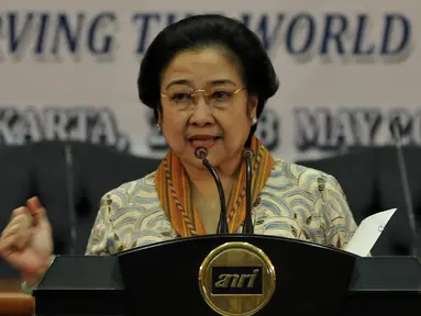 Presiden kelima RI Megawati Soekarnoputri saat menyampaikan pidato kebudayaan di Gedung Arsip Nasional, Jakarta, Selasa (26/5/2015). Megawati mendukung langkah ANRI untuk menjadikan arsip KAA sebagai warisan dunia. (Liputan6.com/Johan Tallo)