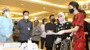 Pendiri Yayasan Pendidikan Pelita Harapan James Riady, Menaker Ida Fauziah dan Wakil Dirut RS Siloam Caroline Riady saat meninjau pelaksanaa rapid test Covid-19 untuk 1000 pekerja di Gedung Kemenaker, Jumat (1/5/2020). Kegiatan ini dalam rangka Hari Buruh Internasional. (Liputan6.com/Fery Pradolo)