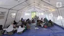 Suasana saat murid SMP dan SMA Sekolah Khusus (SKh) Assalam 01 melaksanakan ujian di tenda darurat halaman SKh Assalam 02, Ciater, Serpong, Tangerang Selatan, Selasa (3/12/2019). Ujian diikuti murid penyandang tunarungu, tunawicara, dan tunagrahita tingkat SD hingga SMA. (merdeka.com/Arie Basuki)
