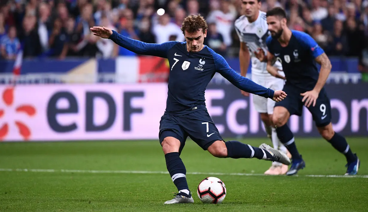 Penyerang Prancis, Antoine Griezmann menendang penalti saat menghadapi Jerman pada laga UEFA Nations League di Stadion Stade de France, Paris, Selasa (16/10). Dua gol Griezmann membawa Prancis menaklukkan Jerman 2-1. (FRANCK FIFE/AFP)