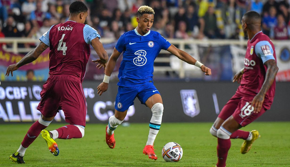 Omari Hutchinson. Gelandang serang Jamaika berusia 19 tahun yang didatangkan dari Arsenal U-21 pada awal musim 2022/2023 memang belum dipromosikan ke tim utama hingga kini. Bermain bersama tim Chelsea U-21 ia telah mencetak 5 gol dan 4 assist dalam 11 laga. Untuk meningkatkan permainannya dalam liga yang kompetitif, Chelsea berencana meminjamkannya ke salah satu klub di Eropa pada bursa transfer musim dingin 2022/2023. (AFP/Ryan Lim)