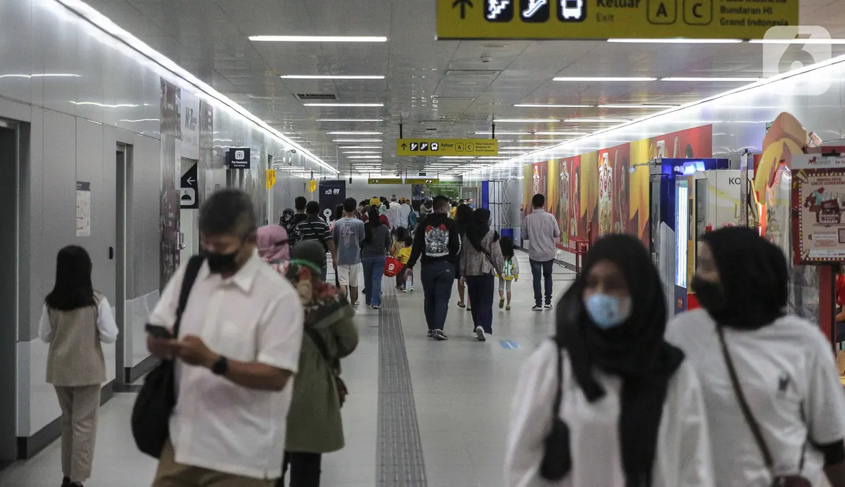 Penumpang berjalan di Stasiun Bundaran HI, Jakarta, Sabtu (18/2/2023).
Dengan dijadikannya MRT Jakarta sebagai objek vital, pengamanan terhadap jalur, stasiun, depo, hingga fasilitas operasi seperti gardu listrik MRT Jakarta dilakukan berdasarkan ketentuan dalam peraturan perundang-undangan mengenai perkeretaapian dan pedoman pengamanan objek vital nasional. (Liputan6.com/Faizal Fanani)
