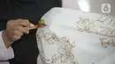 Ibu rumah tangga menyelesaikan pembuatan batik kembang mayang di Kampung Batik, Kelurahan Larangan Selatan, Kota Tangerang, Banten, Rabu (26/8/2020). Di tempat yang menjadi destinasi wisata tersebut kita bisa melihat langsung pembuatan dan mengikuti pelatihan membatik. (merdeka.com/Dwi Narwoko)