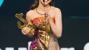 Cantiknya Mahalini di acara TikTok Awards 2023. Ia dibalut kain Bali yang khas bernuansa keemasan tanpa tali. [Foto: Instagram/mahaliniraharja]