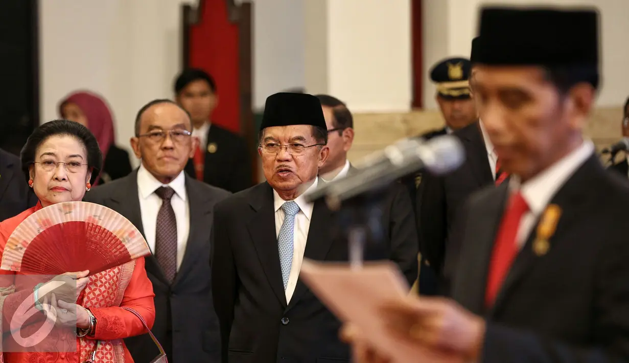 Wapres Jusuf Kalla bersama Mantan Presiden RI ke-5, Megawati Soekarno Putri saat hadir dalam pelantikan Gubernur dan Wakil Gubernur hasil Pilkada serentak di Istana Negara, Jakarta (12/2). (Liputan6.com/Faizal Fanani)