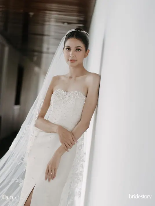 Mikha Tambayong nampak cantik dalam balutan gaun strapless putih berpayet dengan detait slit [instagram/miktambayong]