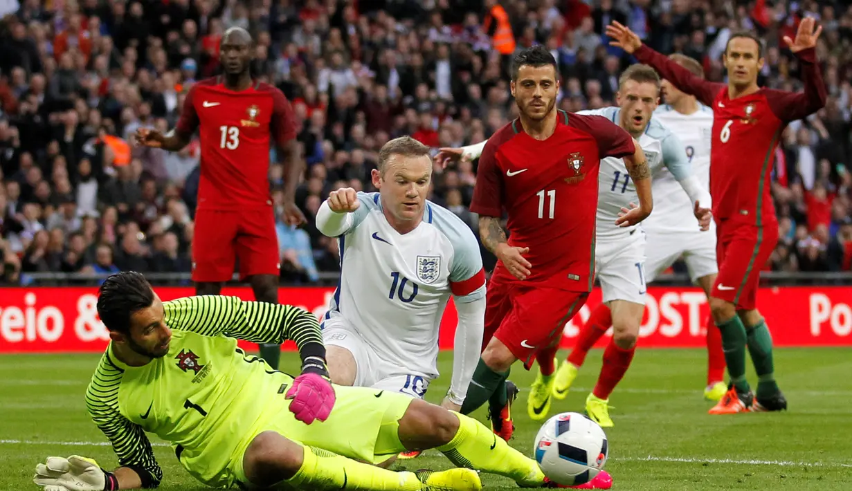 Kemelut di depan gawang Portugal pada laga persahabatan melawan Inggris di Stadion Wembley, London, Kamis (2/6/2016). (AFP/Ian Kington)