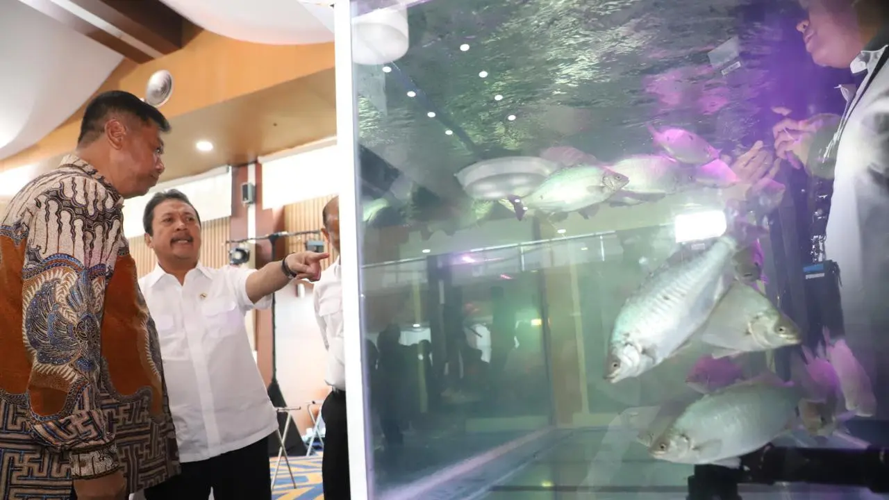 Menteri Kelautan dan Perikanan Sakti Wahyu Trenggono memperkenalkan ikan jade perch