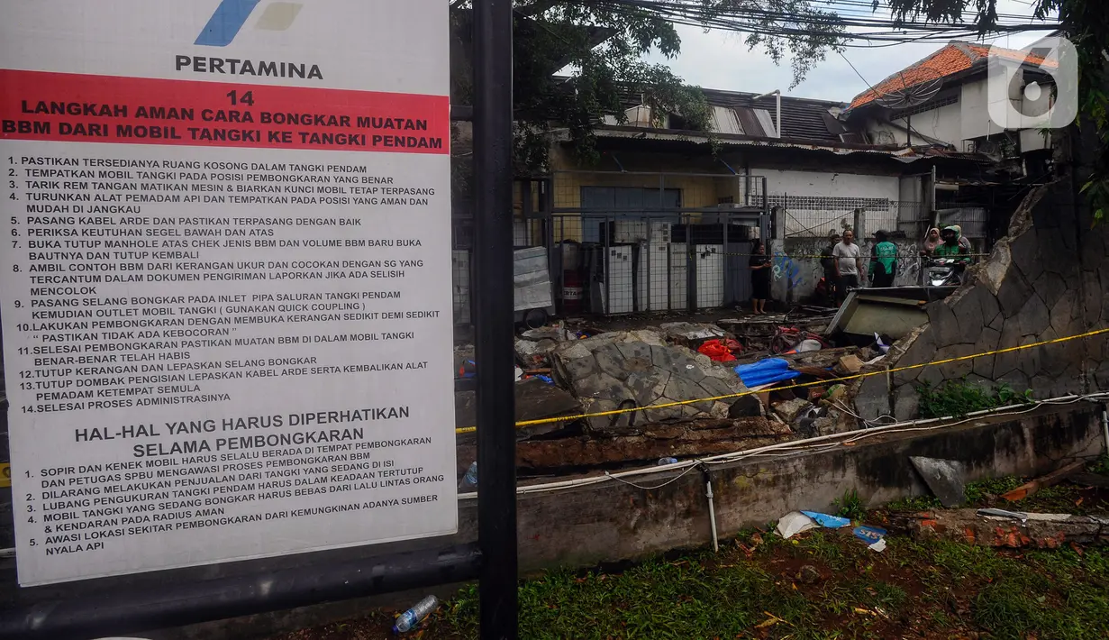 Sementara terkait kejadian tembok roboh ini, Andre seorang ojek online (ojol) yang menjadi saksi mata kejadian menyebut kalau kondisi tembok memang sudah ada retakan di beberapa sisi. (merdeka.com/Arie Basuki)