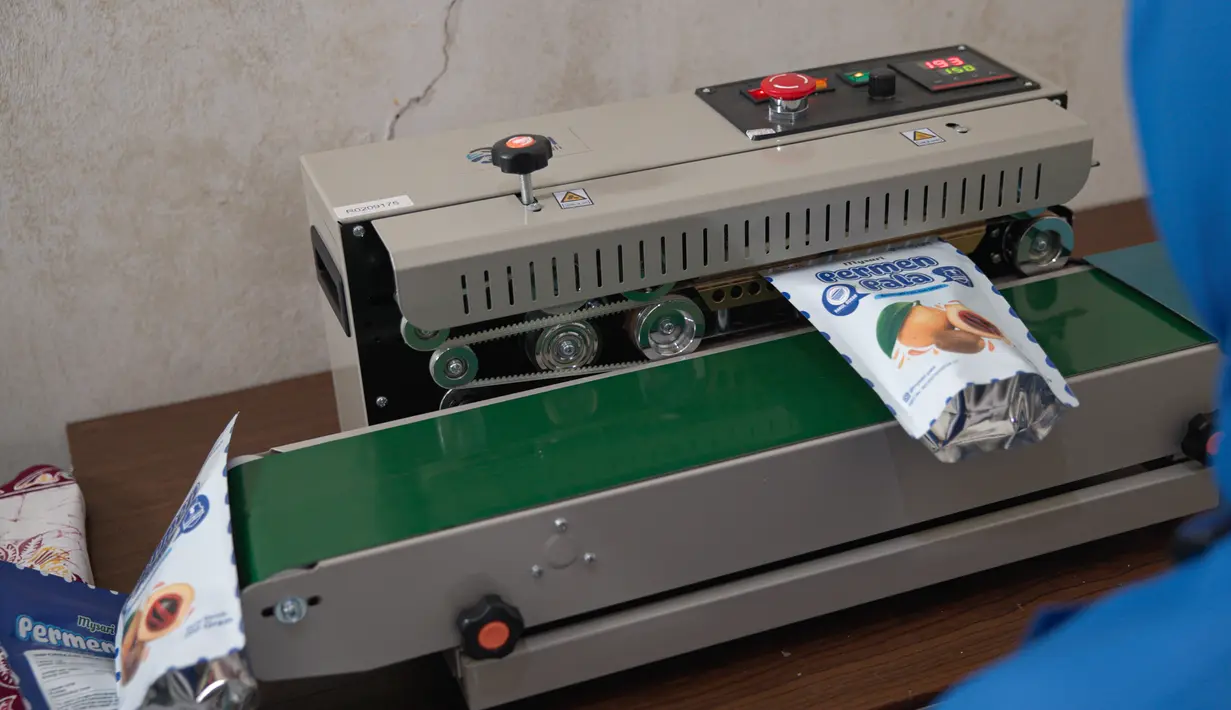 Mesin sealer juga mempercepat proses pengemasan sekaligus membuat kemasan produk lebih rapi dan kokoh. Peningkatan efisiensi ini membantu kelompok menjaga kualitas dan memperluas jangkauan pemasaran.