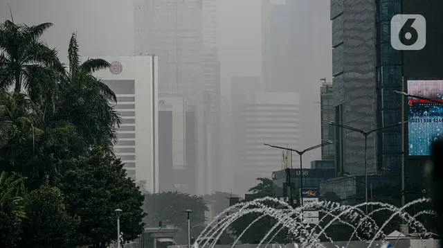 Suasana saat hujan deras mengguyur kawasan Jalan Thamrin, Jakarta, Selasa (31/5/2022). Kecepatan angin maksimum mencapai 20 kt dan tekanan udara minimum 1005,8 mb.  (Liputan6.com/Faizal Fanani)