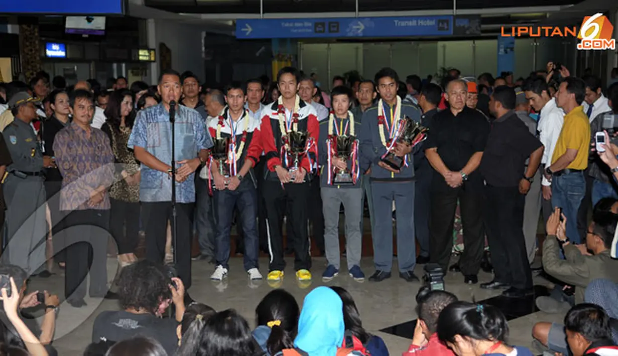 Gita Wirjawan (Ketua PBSI) memberikan keterangan kepada para jurnalis usai menyambut kedatangan tim bulutangkis Indonesia (Liputan6.com/ Helmi Fithriansyah)