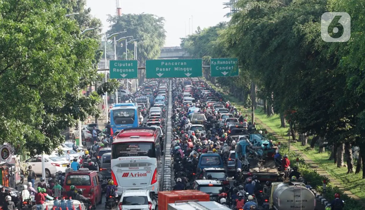 Kendaraan terjebak kemacetan saat melintasi Jalan Lenteng Agung Raya, Tanjung Barat, Jakarta Selatan, Selasa (20/10/2020). Mulai meningkatnya aktivitas warga selama PSBB transisi menyebabkan kemacetan kembali terjadi di sejumlah titik Ibu Kota. (Liputan6.com/Immanuel Antonius)