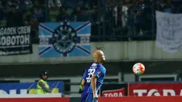 Sergio van Dijk saat mengumpan bola dengan dada pada laga Torabika SC 2016 di Stadion GBLA, Bandung, Sabtu (2/7/2016). Persib menang 3-2. (Bola.com/Nicklas Hanoatubun)