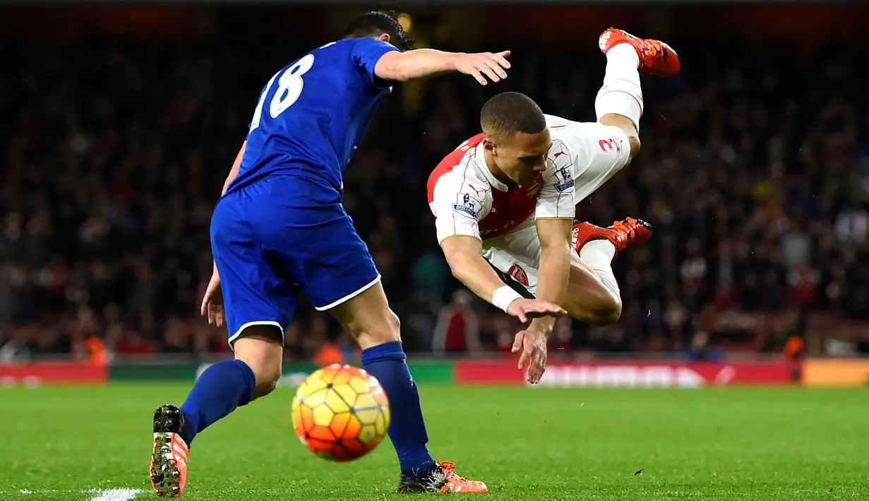 Pemain Arsenal, Kieran Gibbs, dilanggar pemain Everton, Gareth Barry, dalam lanjutan Liga Premier Inggris di Stadion Emirates, London, Inggris. Sabtu (24/10/2015) malam WIB. (Reuters/Dylan Martinez)
