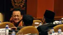 Irman Gusman (kiri) berbincang dengan koleganya disela-sela sidang pemilihan Ketua DPD RI 2014-2019 di Kompleks Parlemen gedung Nusantara V, Jakarta, (Liputan6.com/Helmi Fithriansyah)
