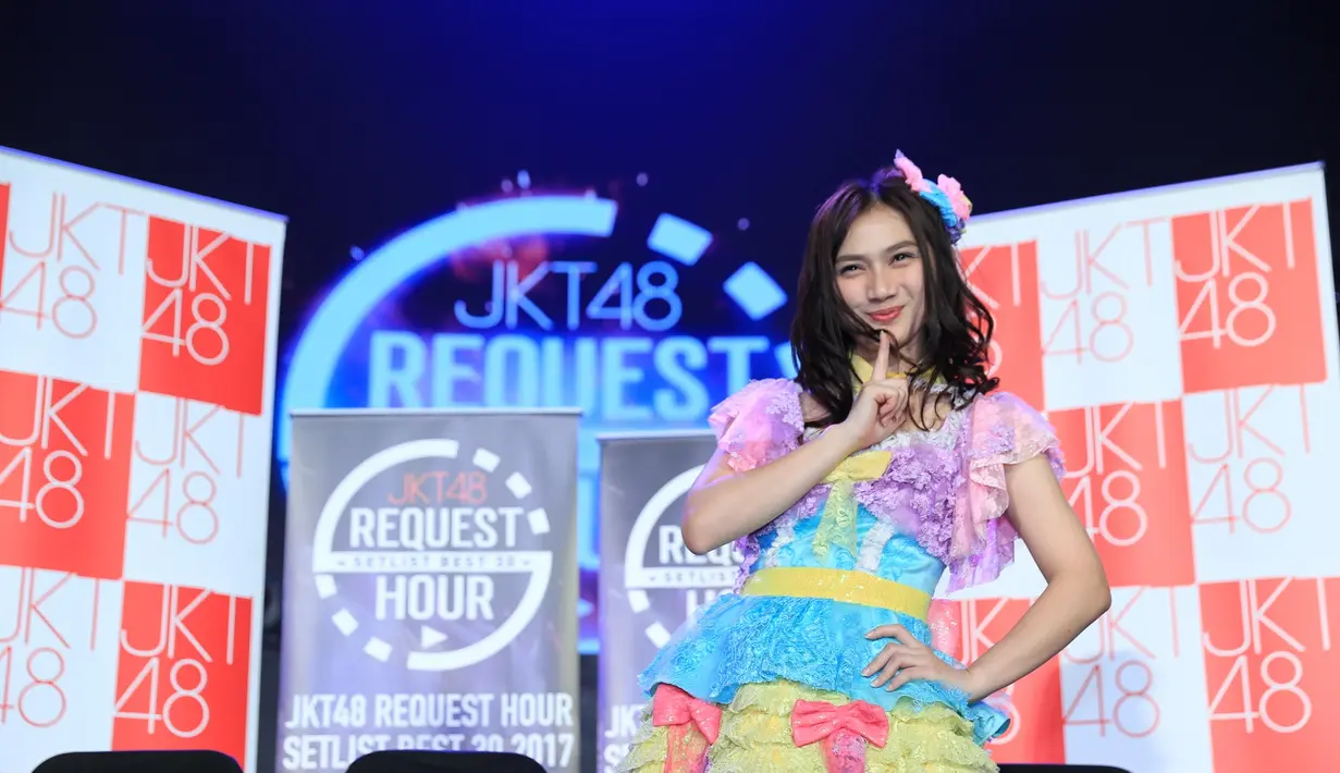 “Waktu yang tepat untuk aku memutuskan ini. Aku tahu, aku banyak kekurangan di sini, aku enggak sempurna. Tapi aku berusaha menjalankan apa yang aku ingin dan kalian ingin,” tutur Melody di hadapan fans. (Adrian Putra/Bintang.com)