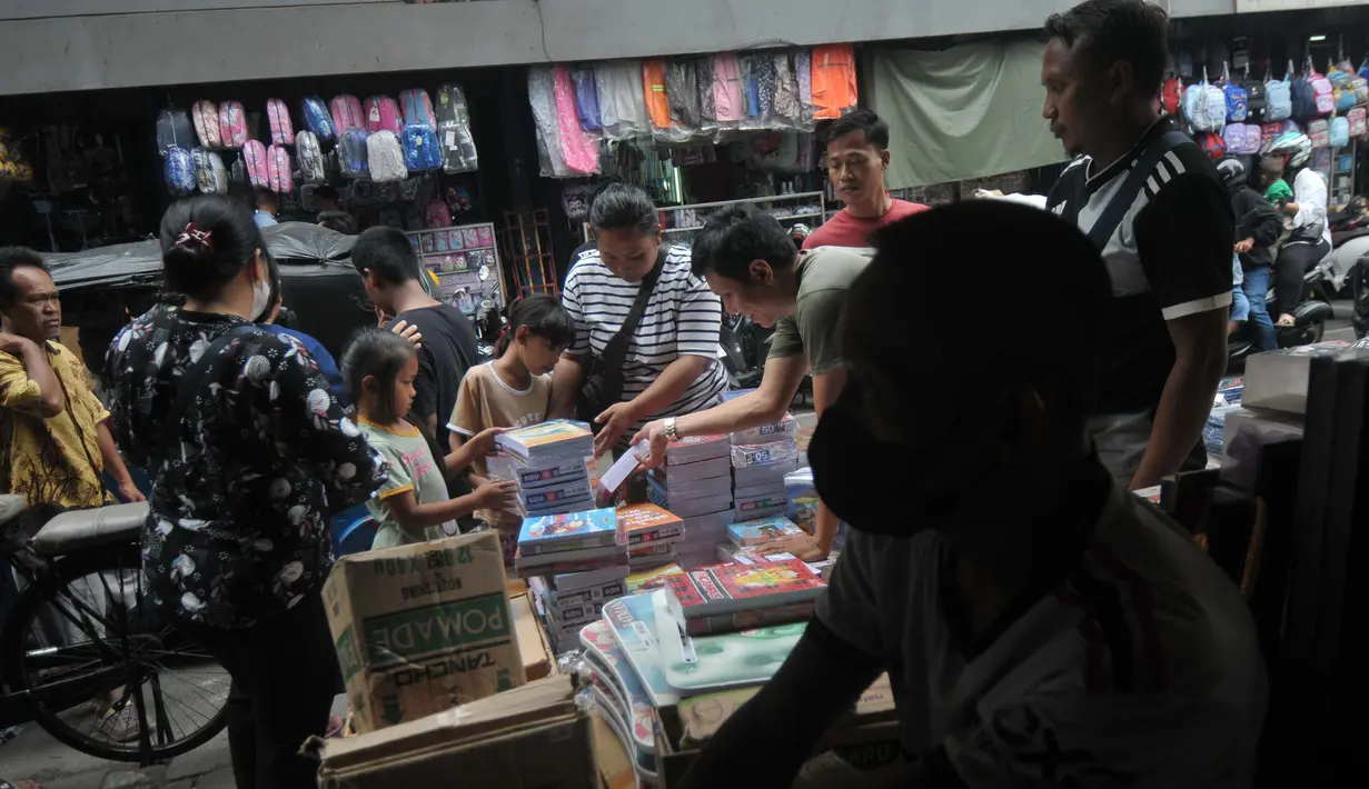 Hal ini dikarenakan harga kebutuhan alat tulis sekolah di Pasar Asemka, Jakarta terbilang murah. (merdeka.com/Imam Buhori)