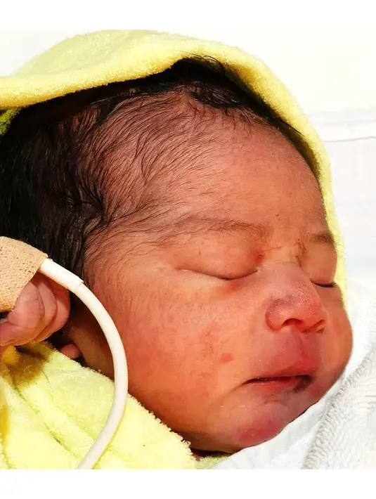 Kabar bahagia itu disampaikan melalui akun instagram keduanya. Istri Giring itu melahirkan anak keempatnya dan diberinama  Abraham Zhafir Ganesha. Sebelumnya, Cynthia memiliki seorang anak sebelum nikah dengan Giring. (Instagram/cynthiariza)