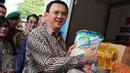 Gubernur DKI Jakarta, Basuki Tjahaja Purnama menunjukkan paket sembako saat peresmian kegiatan operasi pasar Artha Graha Peduli yang bekerja sama dengan PD Pasar Jaya, di Balaikota Jakarta, Kamis (2/7/2015). (Liputan6.com/Helmi Afandi)