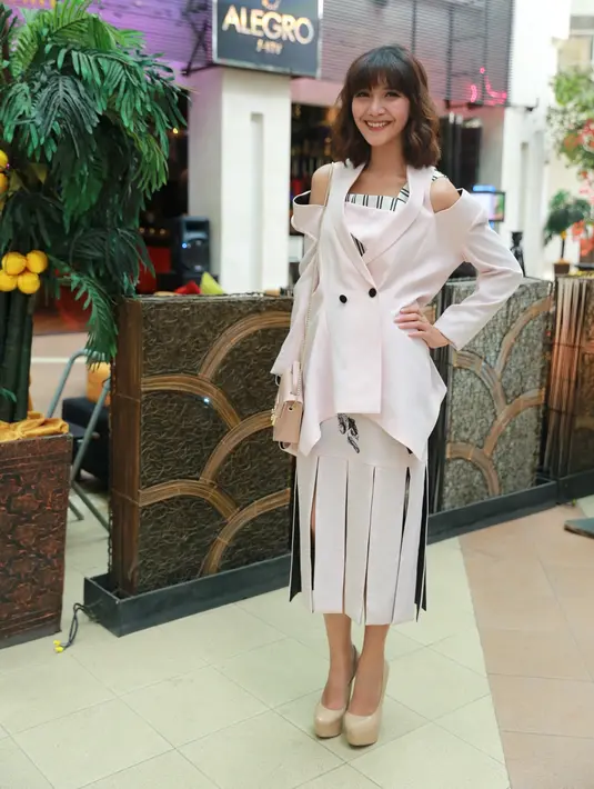 Namun, awalnya Sheila tak ingin jawab terkait hubungannya dengan Vidi. Justru ia menyarankan agar bertanya pada Vidi saja. (Adrian Putra/Bintang.com)