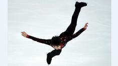 Atlet Tiongkok, Jin Boyang, beraksi di nomor short program putra dalam figure skating ISU Grand Prix NHK Trophy di Nagano, Jepang, (27/11/2015). (AFP Photo/Toshifumi Kitamura)
