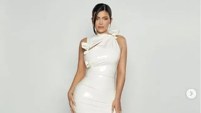Rajin Membentuk Otot Perut Usai Melahirkan, Kylie Jenner Tetap Fokus Mengurus Bayinya