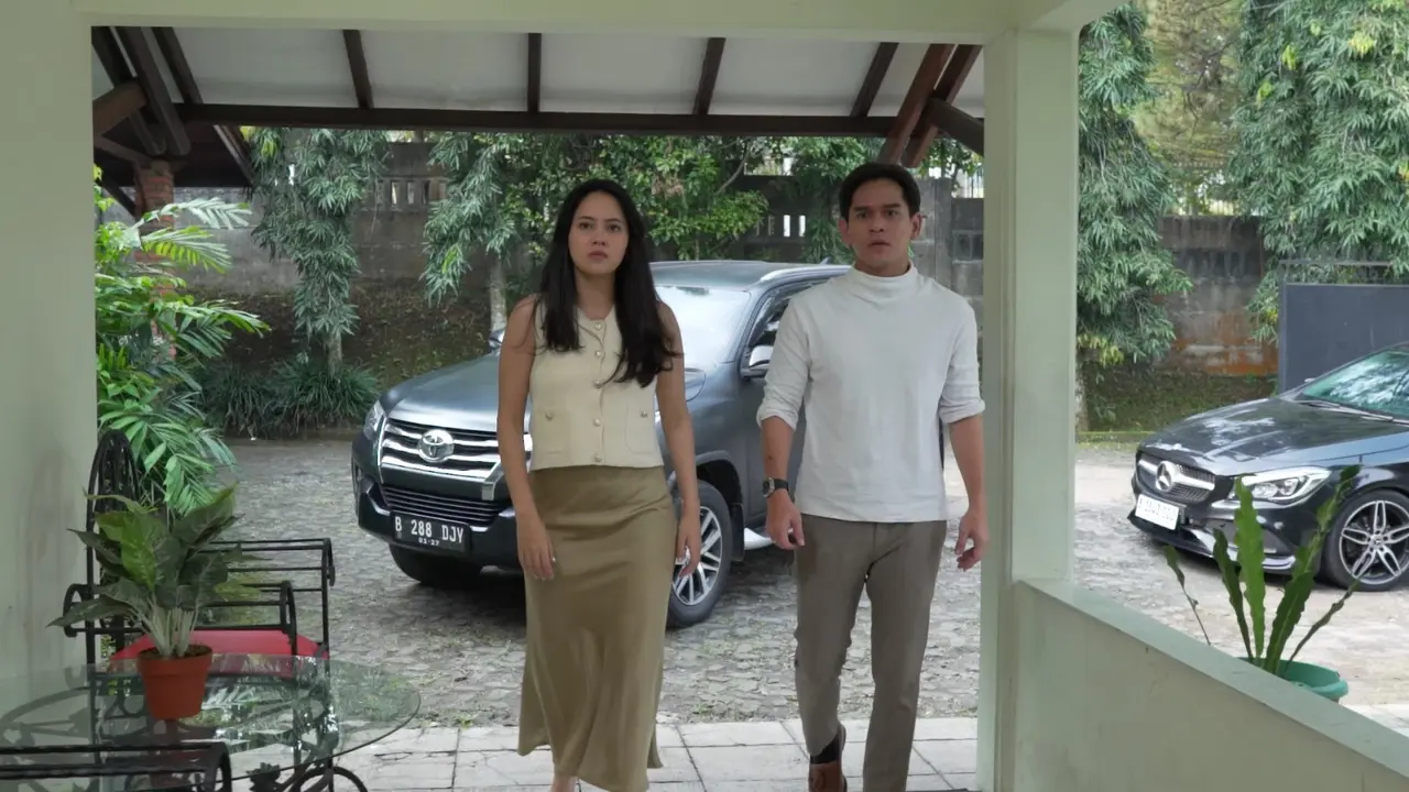 Di Antara Dua Cinta