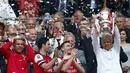 Pelatih Arsenal, Arsene Wenger (kanan) mengangkat trofi Piala FA usai menumbangkan Hull City 3-2 di Stadion Wembley, London, (18/5/2014). (REUTERS/Eddie Keogh)