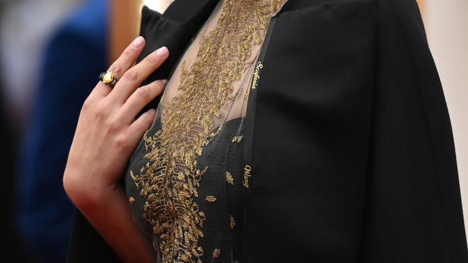 Detail jubah yang dikenakan Natalie Portman saat menghadiri ajang Academy Awards ke-92 atau Oscar 2020 di Dolby Theatre, Los Angeles, Minggu (9/2/2020). Natalie Portman mengenakan jubah Dior yang disulam dengan nama-nama sutradara perempuan yang tidak mendapatkan Oscar tahun ini. (Robyn Beck/AFP)