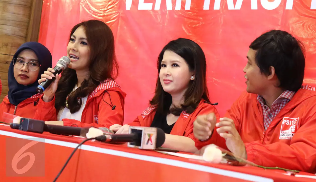 Partai Solidaritas Indonesia (PSI) menggelar konferensi pers setelah dinyatakan lolos seleksi oleh Kemenkumham, di kawasan HR Rasuna Said, Jakarta, Selasa (11/10). PSI menjadi satu-satunya parpol yang lolos dari verifikasi. (Liputan6.com/Helmi Afandi)