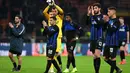 Ekspresi pemain Inter Milan usai alami kekalahan pada leg kedua, babak 16 besar Liga Europa yang berlangsung di Stadion Giuseppe Meazza, Jumat (15/3). Inter Milan kalah 0-1 kontra Eintracht Frankfurt. (AFP/Miguel Medina)