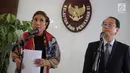 Menteri Susi Pudjiastuti bersama Penasihat Khusus PM Jepang, Hiroto lzumi memberikan keterangan usai pertemuan di Gedung KKP, Jakarta, Rabu (6/9). Keduanya melakukan pertemuan dalam rangka memperkuat kerja sama kedua negara. (Liputan6.com/Faizal Fanani)