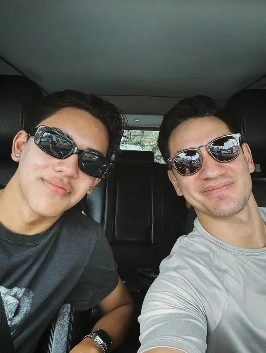 Beberapa hari lalu, Andrew White mengunggah foto kebersamaannya dengan sang putra. Tak main-main, paras dan gagah tubuhnya membuat Jason bak adik dari Andrew White. [Foto: Instagram/andrew.white._]
